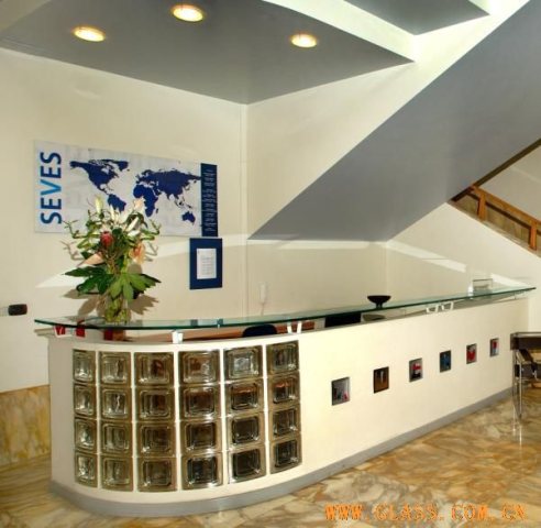 J . 法国维特兴沪玻璃